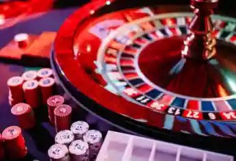 Filipino player enjoying jl66 live casino and slot games on mobile